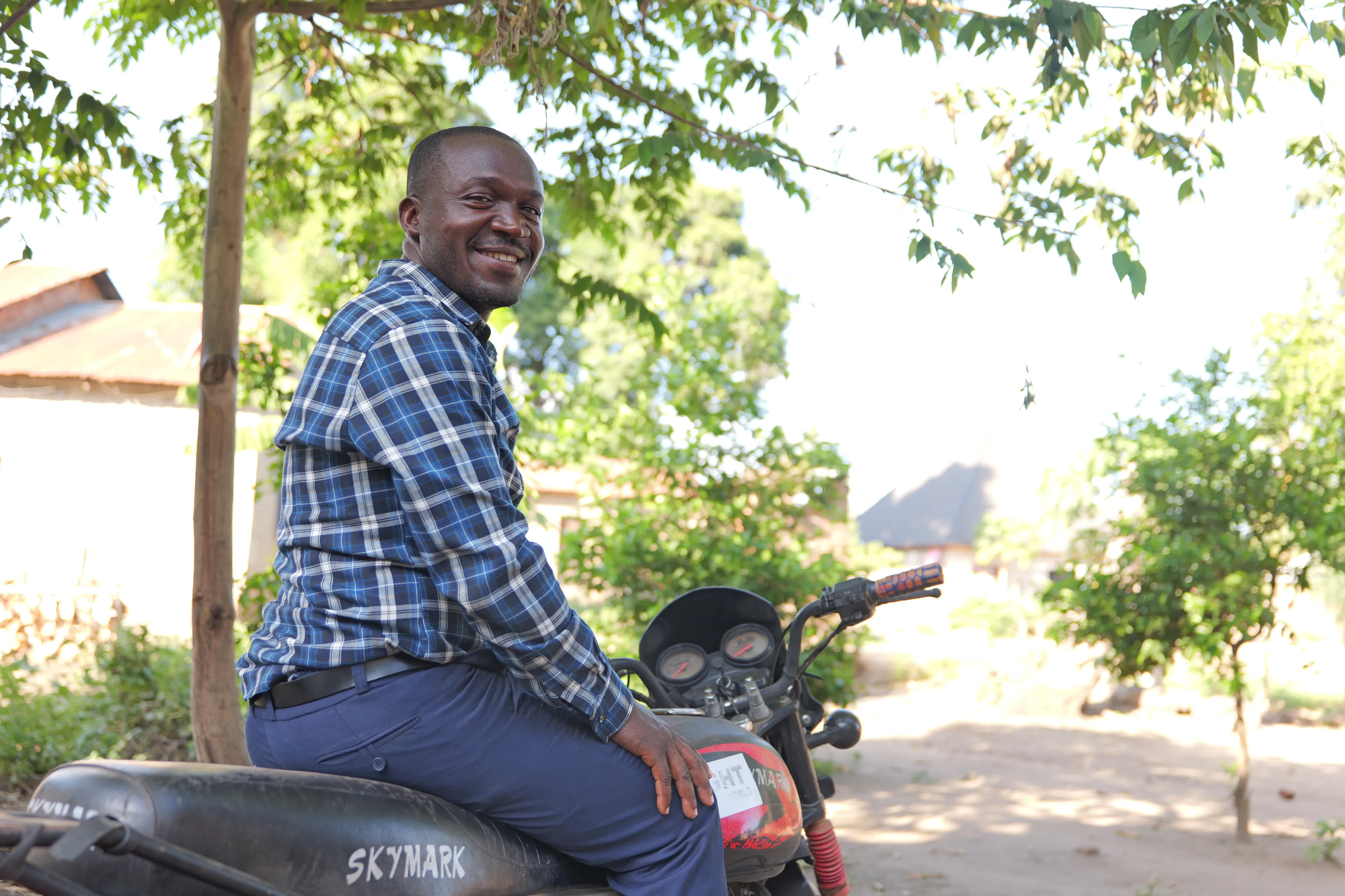 Erick spoort kinderen met oogproblemen op in Tanzania