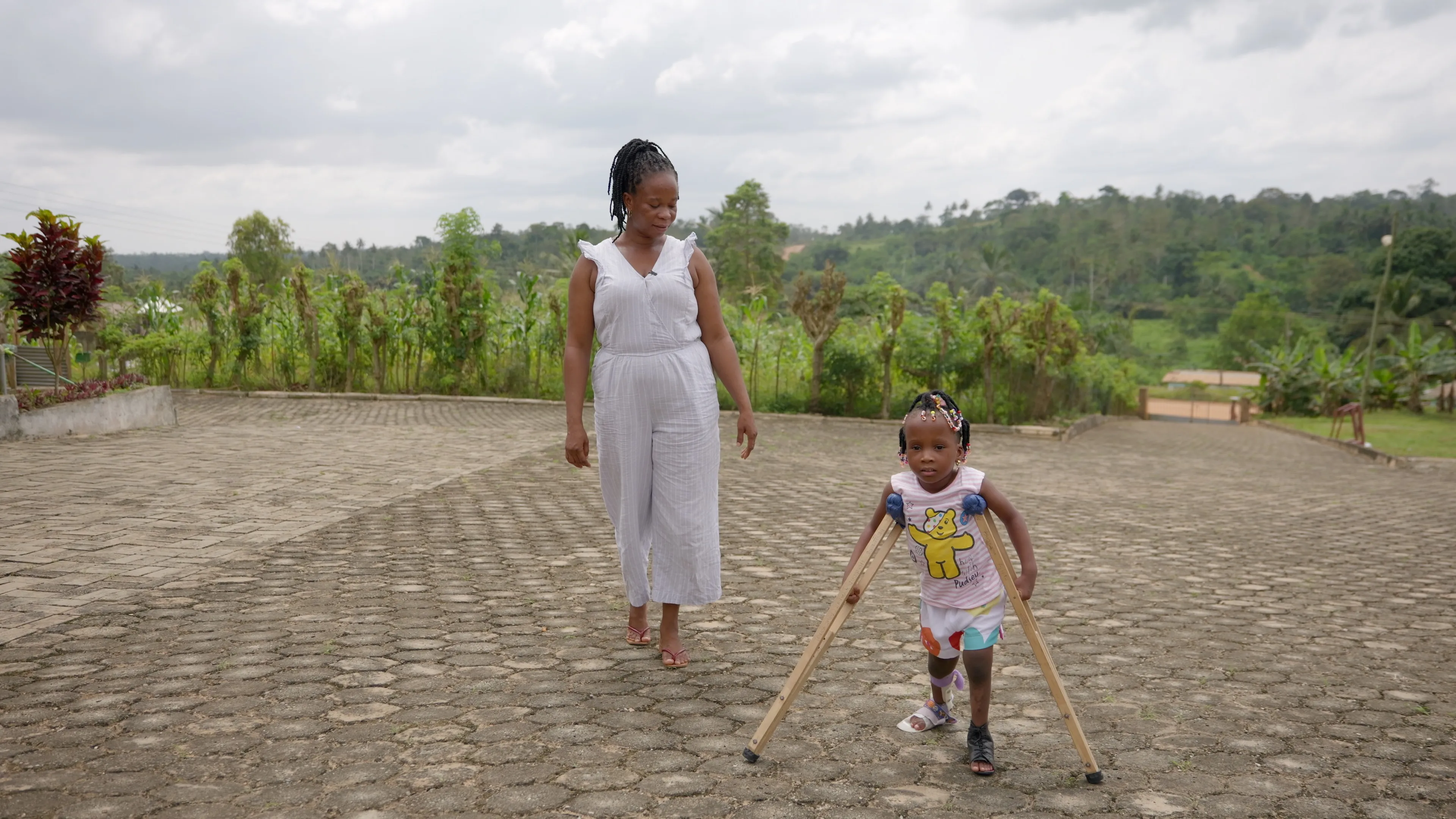 Dankzij fysiotherapie wordt Afi stap voor stap beter