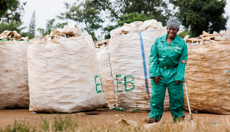 Het recyclen van plastic afval verandert levens in Oeganda